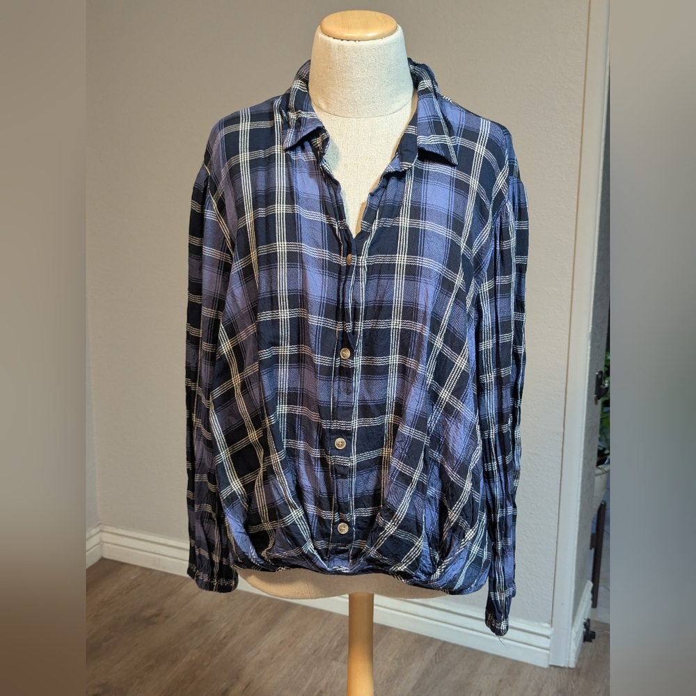 Women's Plaid Button-Up Shirt in Blue and White Size XL